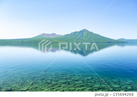初夏の支笏湖、樽前山、風不死岳 千歳市 初夏の支笏湖、樽前山、風不死岳 千歳市 135694268