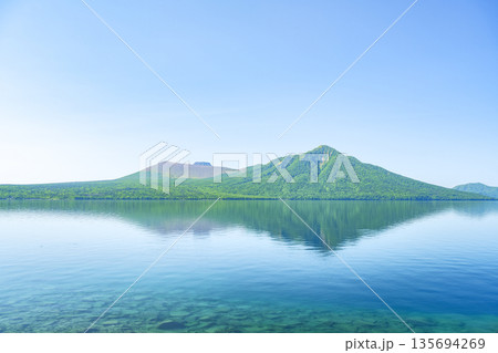 初夏の支笏湖、樽前山、風不死岳　千歳市 135694269