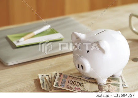 貯金箱と日本円で考える家計管理のイメージ 135694357