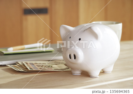 貯金箱と日本円で考える家計管理のイメージ 135694365