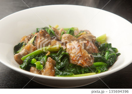 牡蠣とほうれん草のバタ醤油炒め 135694396