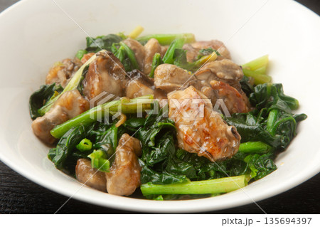 牡蠣とほうれん草のバタ醤油炒め 牡蠣とほうれん草のバタ醤油炒め 135694397