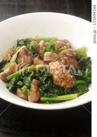 牡蠣とほうれん草のバタ醤油炒め 牡蠣とほうれん草のバタ醤油炒め 135694398