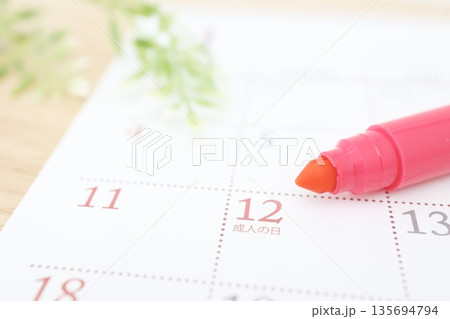 1月12日の成人の日が記されたカレンダー。 135694794