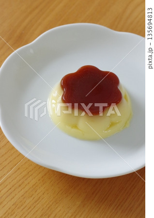 白い皿にのった甘く美味しいプリン 白い皿にのった甘く美味しいプリン 135694813