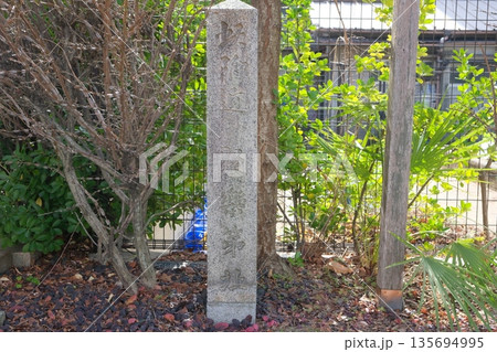 聚楽第址本丸西濠跡の石碑 聚楽第址本丸西濠跡の石碑 135694995