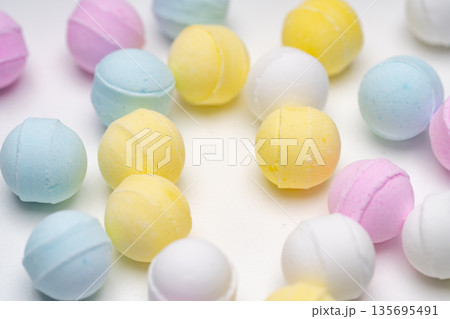 色とりどりのラムネ菓子を撮影した物撮り写真 135695491