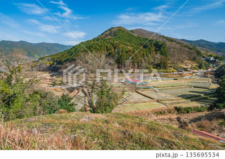 明日香村稲渕の棚田冬景色 日本の棚田百選 奈良県 明日香村稲渕の棚田冬景色 日本の棚田百選 奈良県 135695534