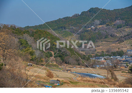 明日香村稲渕の棚田冬景色 日本の棚田百選 奈良県 明日香村稲渕の棚田冬景色 日本の棚田百選 奈良県 135695542