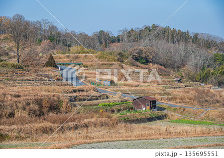 明日香村稲渕の棚田冬景色　日本の棚田百選　奈良県 135695551