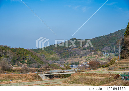 明日香村稲渕の棚田冬景色　日本の棚田百選　奈良県 135695553