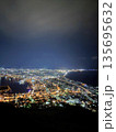 函館の夜景　縦方 135695632