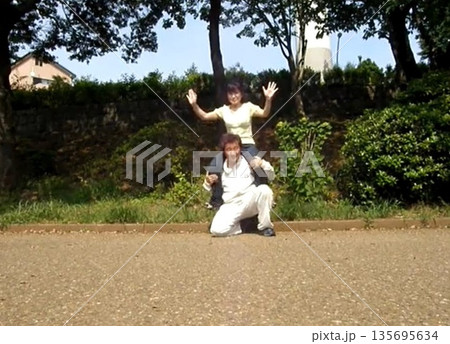 公園の肩車カップル 135695634