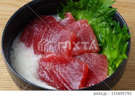 まぐろ山かけ丼 135695795