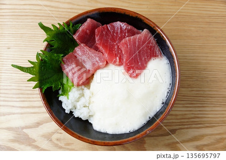 まぐろ山かけ丼 135695797