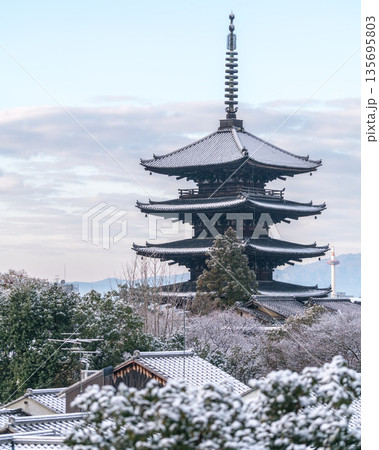 雪の八坂の塔 135695803