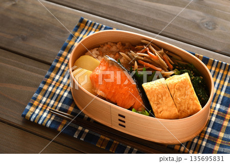 鮭弁当 135695831