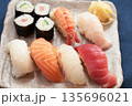 寿司の盛り合わせ 135696021