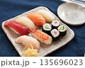 寿司の盛り合わせ 135696023