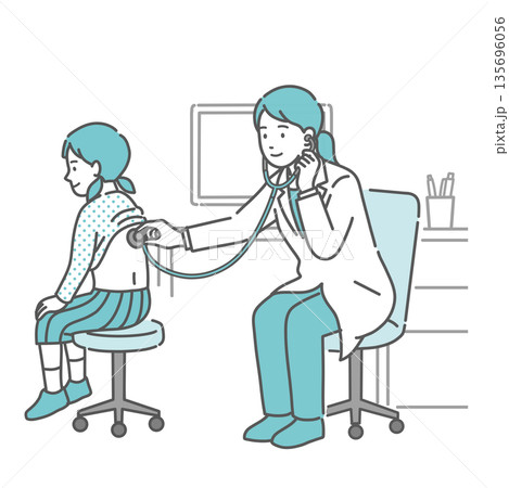 白衣を着た女性医師（小児科医）による女の子の背中の聴診・診察のイラスト 135696056
