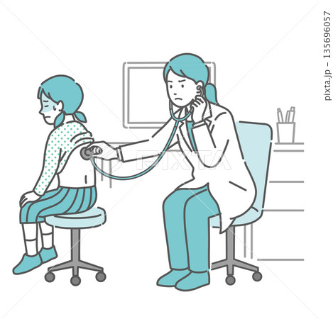 背中の聴診を受ける冷や汗をかいた女の子と深刻な表情の白衣の女性医師のイラスト 135696057