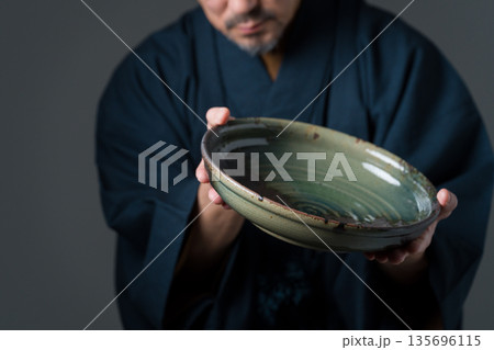 皿を持つ陶芸家の男性 皿を持つ陶芸家の男性 135696115