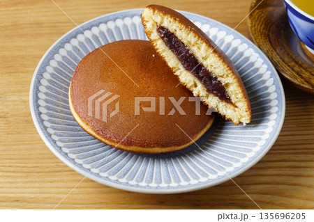 甘いどら焼き 甘いどら焼き 135696205