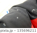 コートに落ちた雪の結晶 135696211