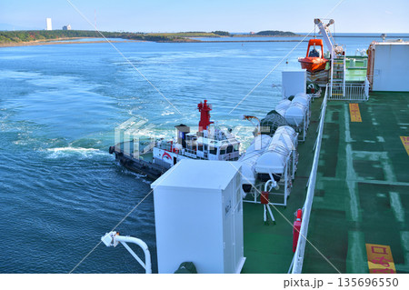 宮崎カーフェリー　タグボートで着岸補助 135696550