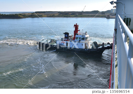 宮崎カーフェリー　タグボートで着岸補助 135696554