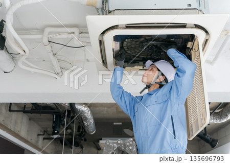 エアコンの点検をする女性作業員 135696793