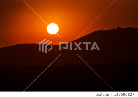生駒山の山麓(南側稜線)に沈んで行く夕日 京都府木津川市城山台の城跡からの眺望⑤ 生駒山の山麓(南側稜線)に沈んで行く夕日 京都府木津川市城山台の城跡からの眺望⑤ 135696827