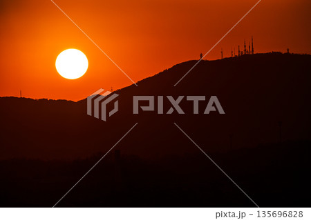 生駒山の山麓(南側稜線)に沈んで行く夕日　京都府木津川市城山台の城跡からの眺望➅ 135696828