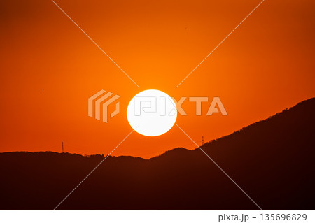 生駒山の山麓(南側稜線)に沈んで行く夕日　京都府木津川市城山台の城跡からの眺望⑦ 135696829