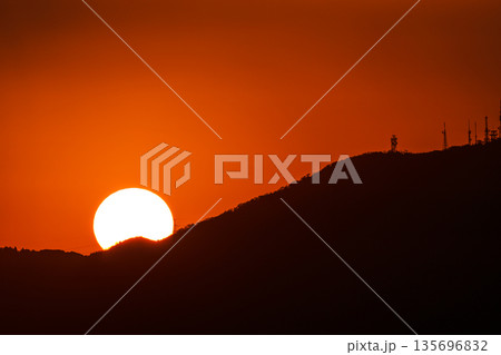 生駒山の山麓(南側稜線)に沈んで行く夕日　京都府木津川市城山台の城跡からの眺望⑩ 135696832