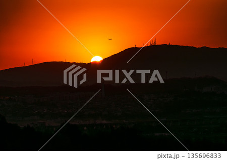 生駒山の山麓(南側稜線)に沈んで行く夕日　京都府木津川市城山台の城跡からの眺望⑪ 135696833