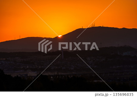 生駒山の山麓(南側稜線)に沈んで行く夕日　京都府木津川市城山台の城跡からの眺望⑬ 135696835