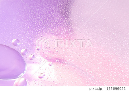 パープル系の背景カラーと大小の雫 135696921