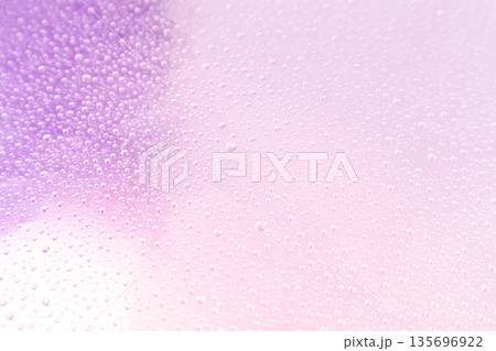 パープル系の背景カラーと細かな雫 パープル系の背景カラーと細かな雫 135696922