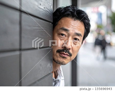 壁から覗き見する心配性の父親 壁から覗き見する心配性の父親 135696943