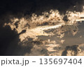 夏の青空と雲から漏れる日差し03 135697404
