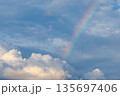 夏の青い空と虹 135697406