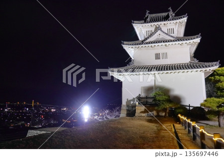 夜の丸亀城の本丸 天守と街並み(瀬戸大橋方面の景色) 夜の丸亀城の本丸 天守と街並み(瀬戸大橋方面の景色) 135697446