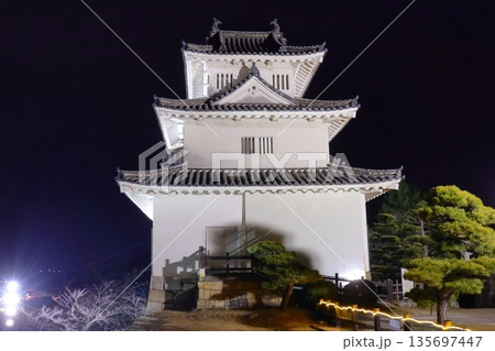 夜の丸亀城の本丸 天守（香川県丸亀市） 135697447