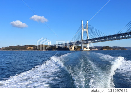 瀬戸大橋下を通過した船上から見た瀬戸大橋 櫃石島方面の風景 135697681
