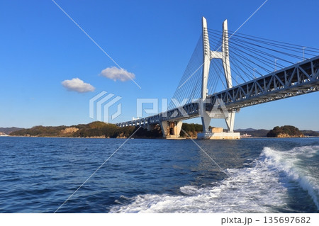 瀬戸大橋下を通過した船上から見た瀬戸大橋 櫃石島方面の風景 瀬戸大橋下を通過した船上から見た瀬戸大橋 櫃石島方面の風景 135697682