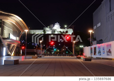丸亀マルタス・市役所前から眺める夜の丸亀城(香川県丸亀市) 丸亀マルタス・市役所前から眺める夜の丸亀城(香川県丸亀市) 135697686