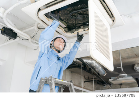エアコンの点検をする女性作業員 135697709