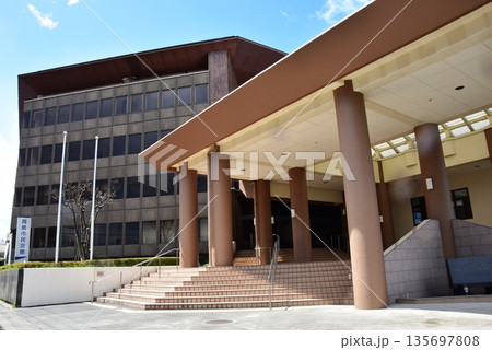 滋賀県高島市　高島市民会館エントランス 135697808