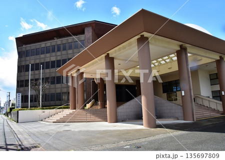 滋賀県高島市　高島市民会館エントランス 135697809